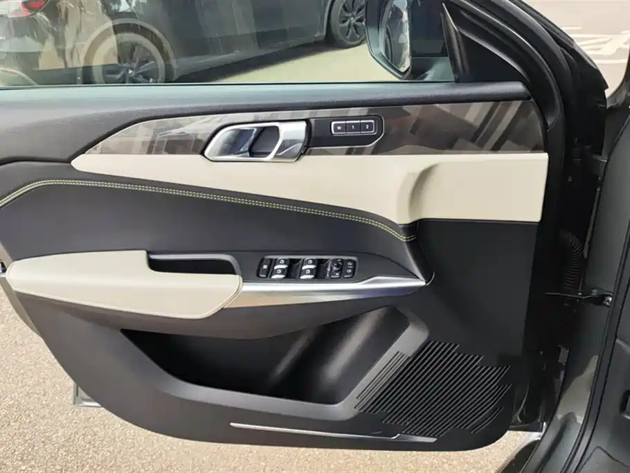Lynk & Co 02