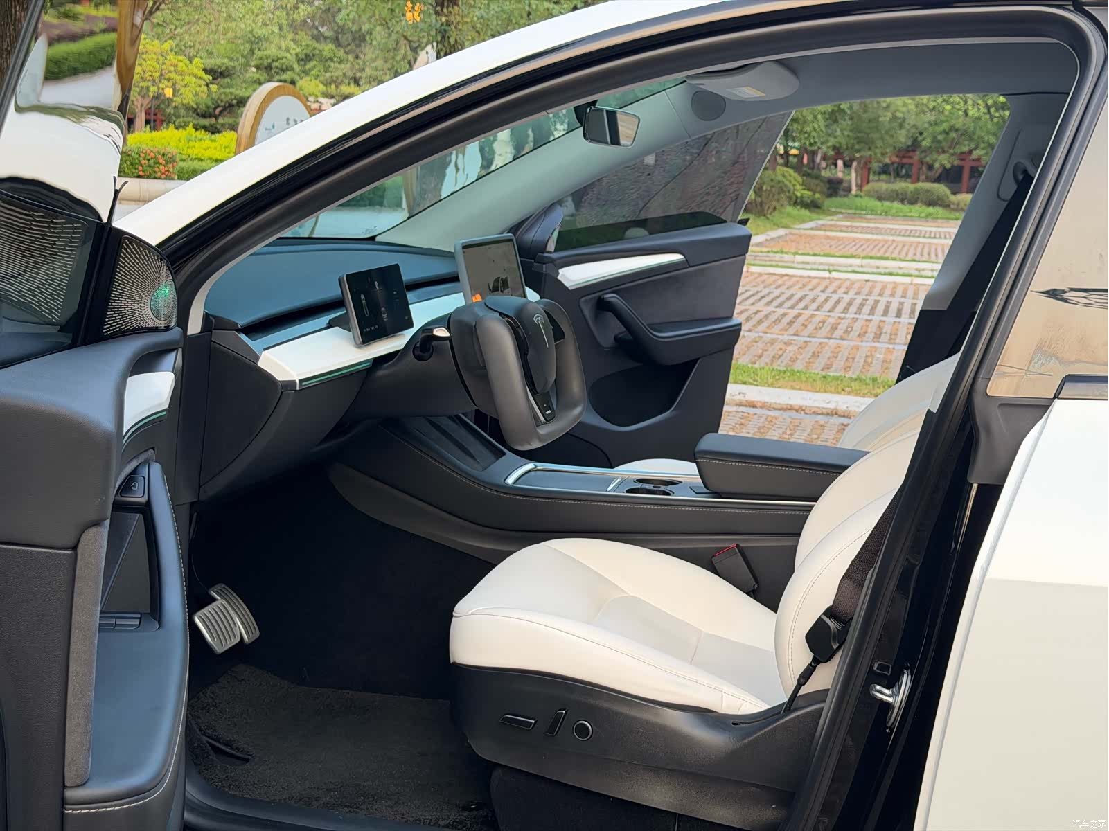 Tesla Model Y, 2023 17