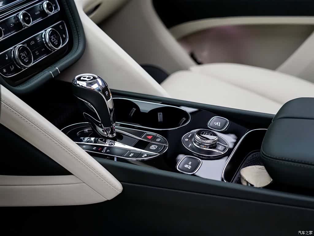 Bentley Bentayga, 2022 12