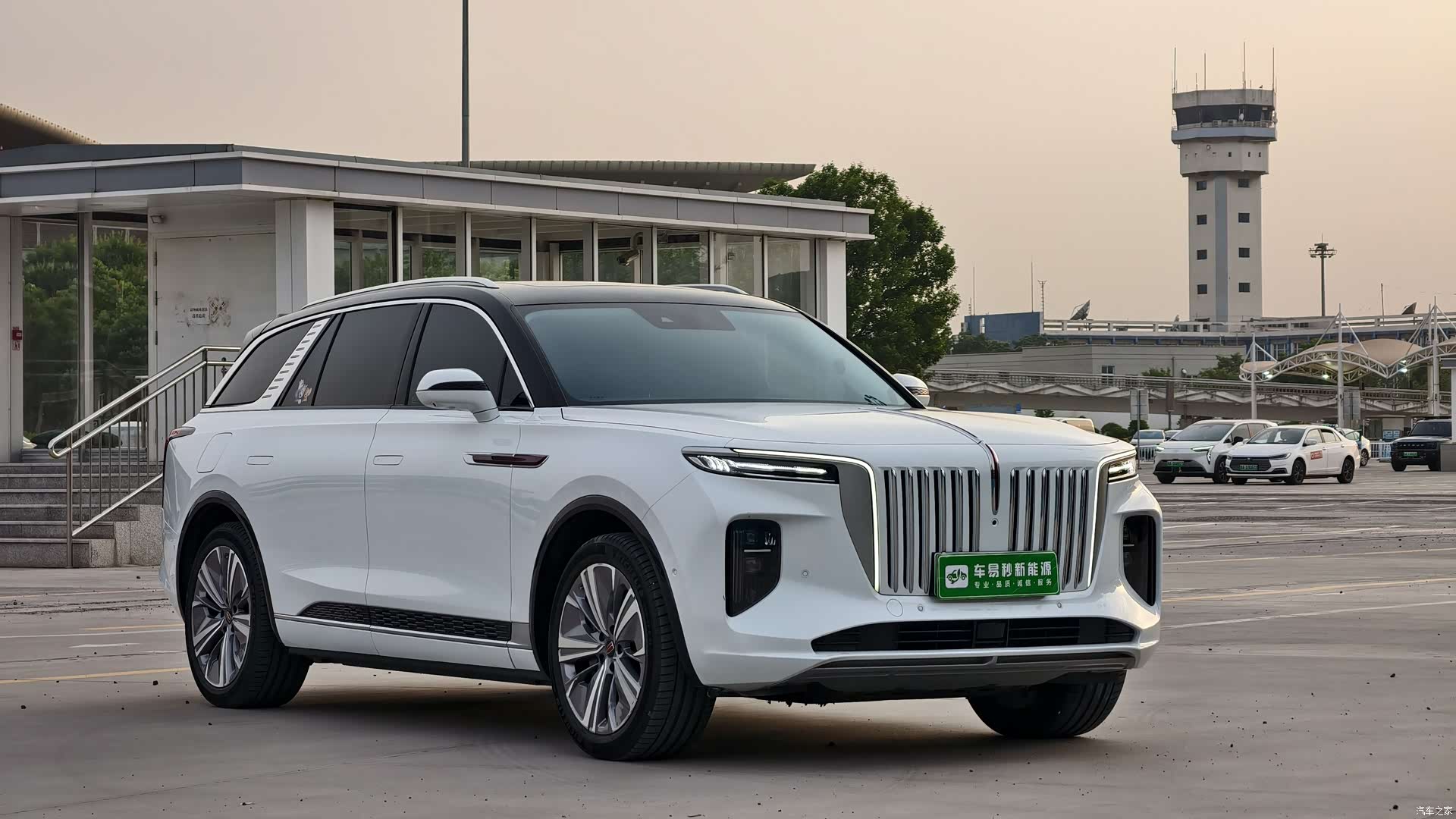 Hongqi E-HS9, 2022 3