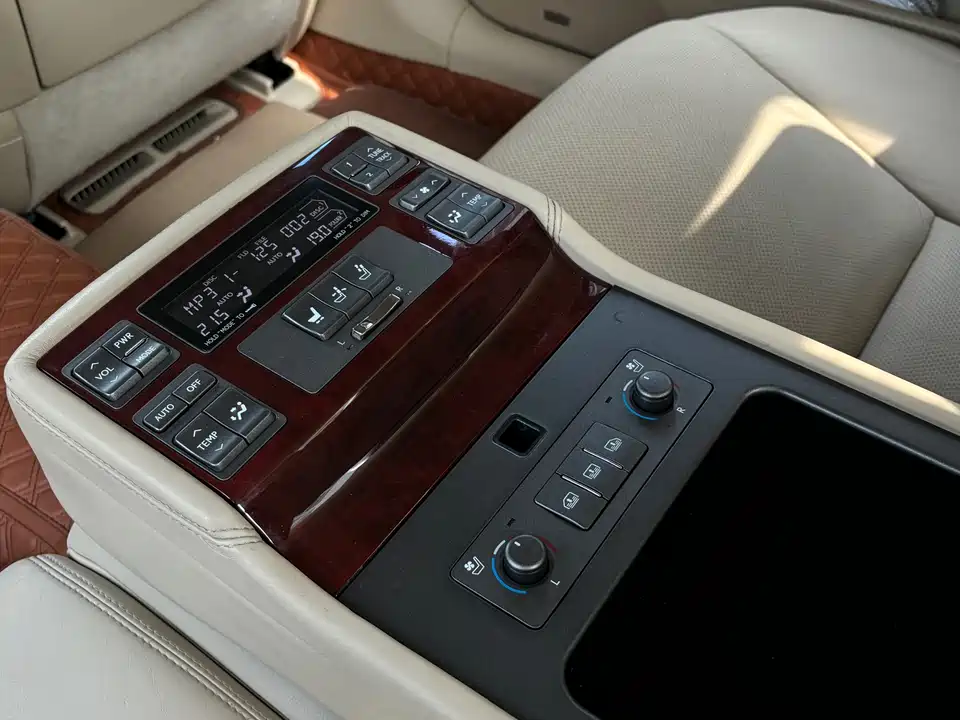 Lexus LS