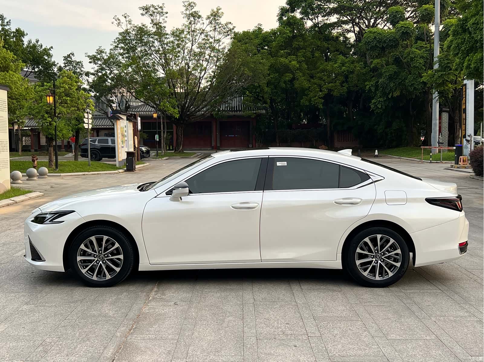 Lexus ES, 2025 7