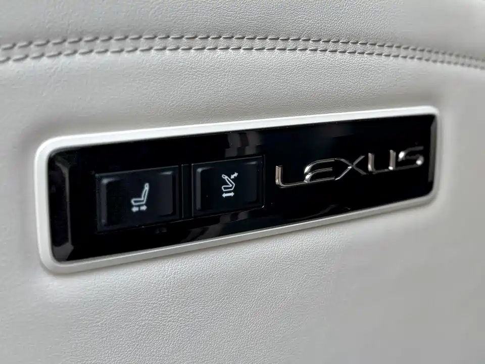 Lexus LM