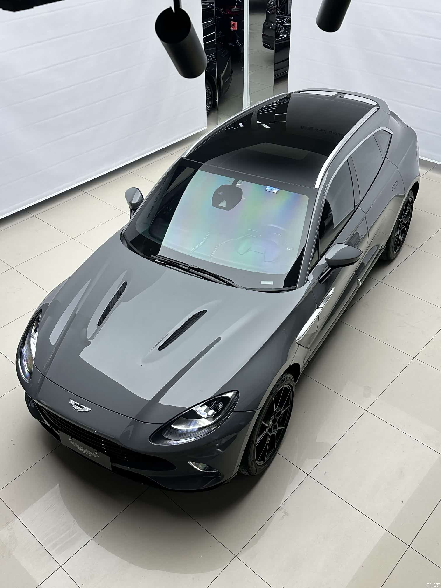 Aston Martin DBX, 2022 все фото
