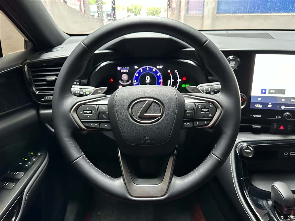 Lexus NX, 2025 12