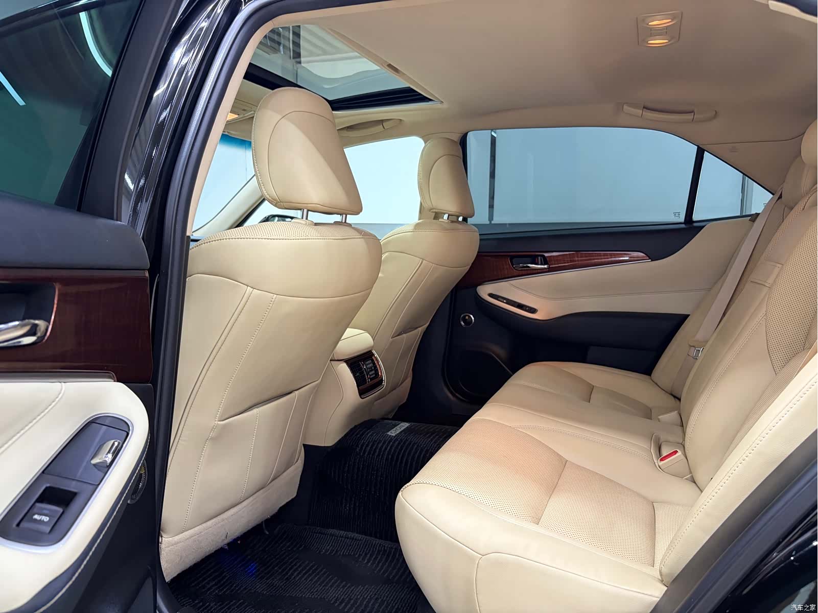 Toyota Crown, 2016 все фото
