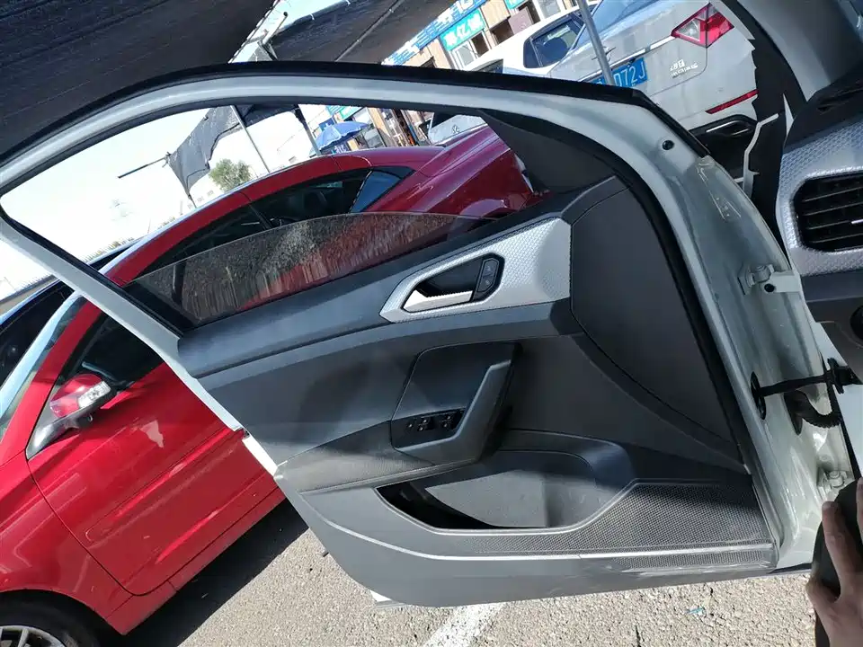 Volkswagen Exploring the shadow