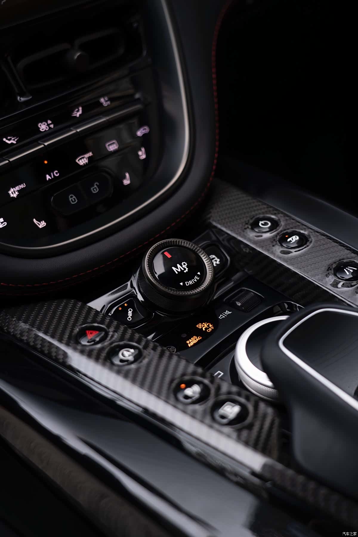 Aston Martin DBX, 2024 23