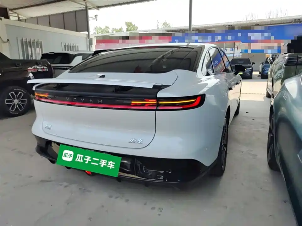 VOYAH Lantu chasing light