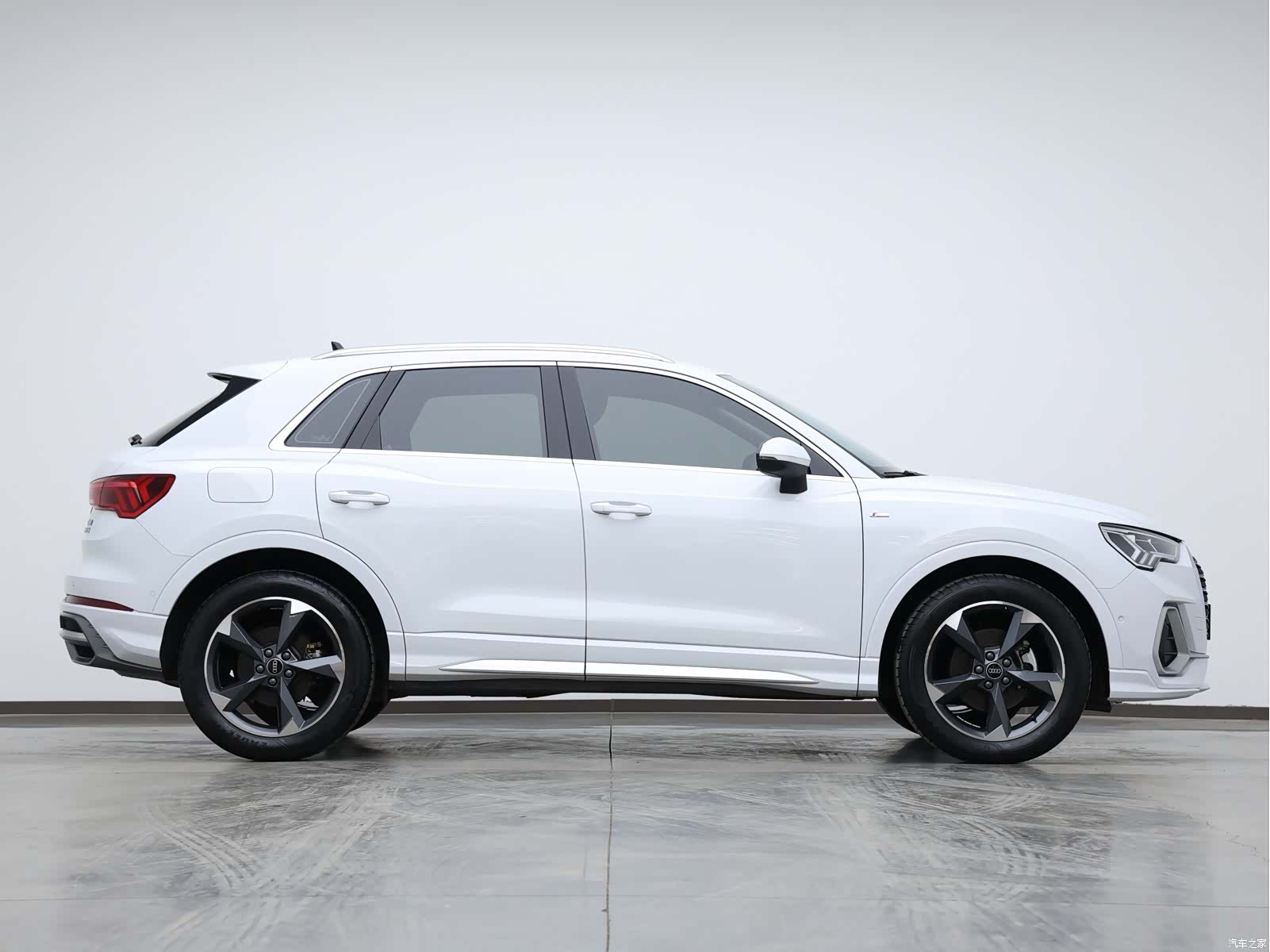 Audi Q3, 2022 все фото