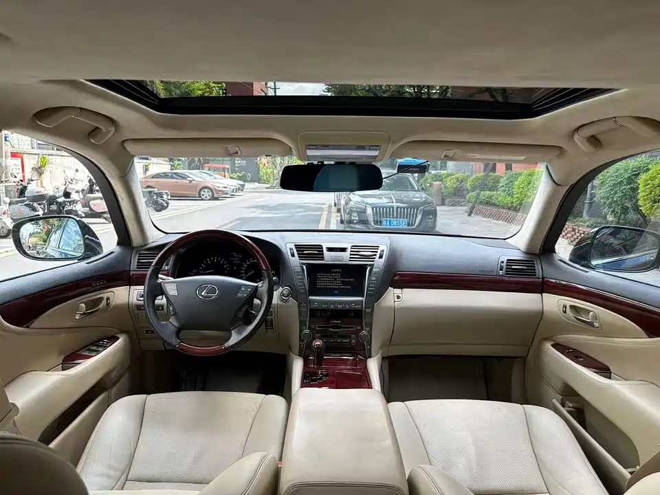 Lexus LS