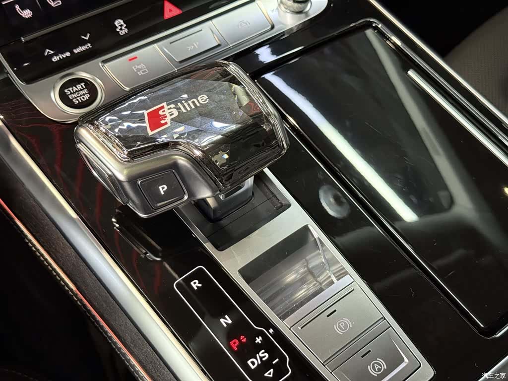 Audi Q8, 2025 14