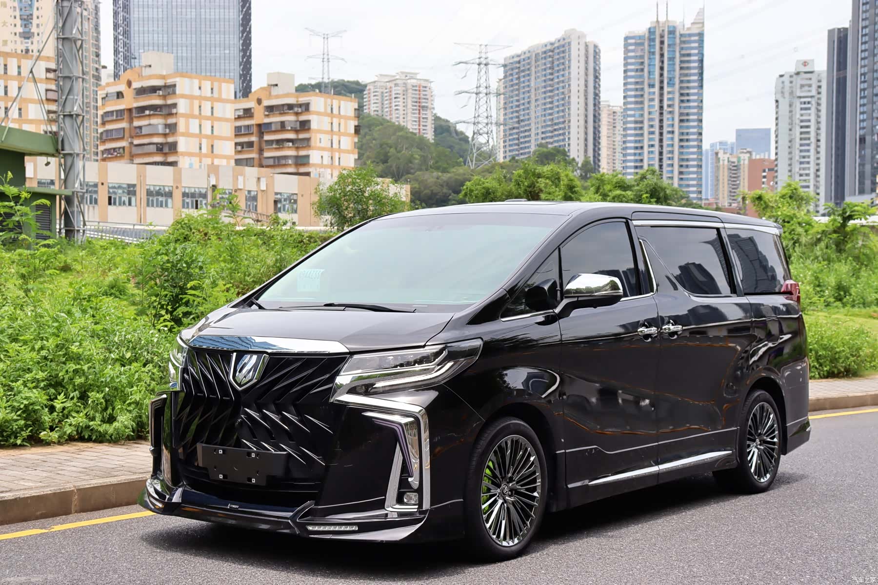 Toyota Alphard, 2017 1
