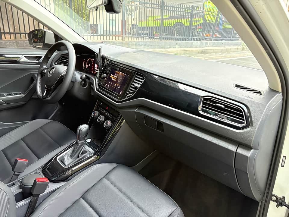 Volkswagen T-ROC exploring Songs