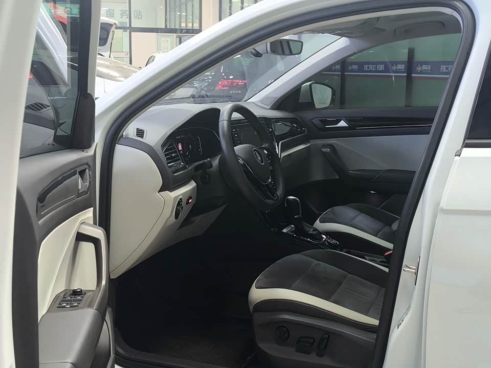 Volkswagen T-ROC exploring Songs