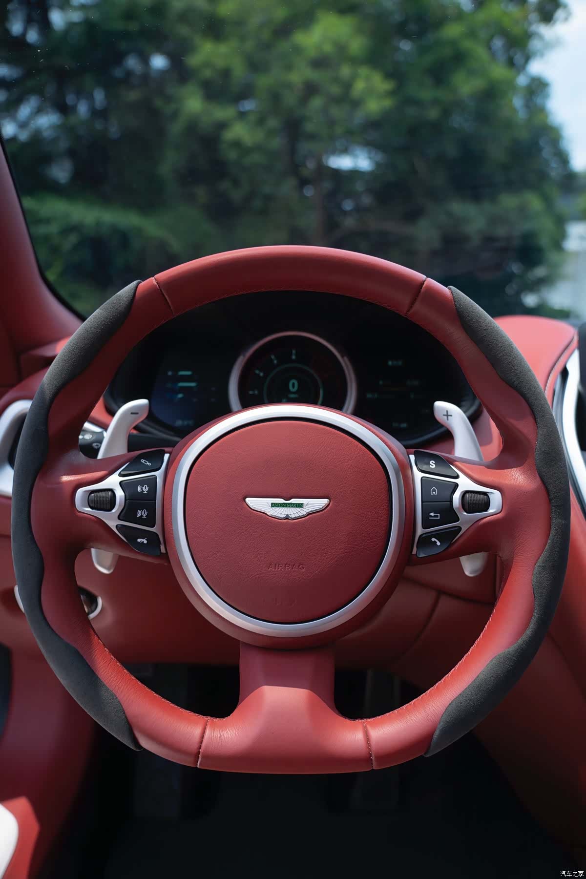 Aston Martin DB11, 2019 13