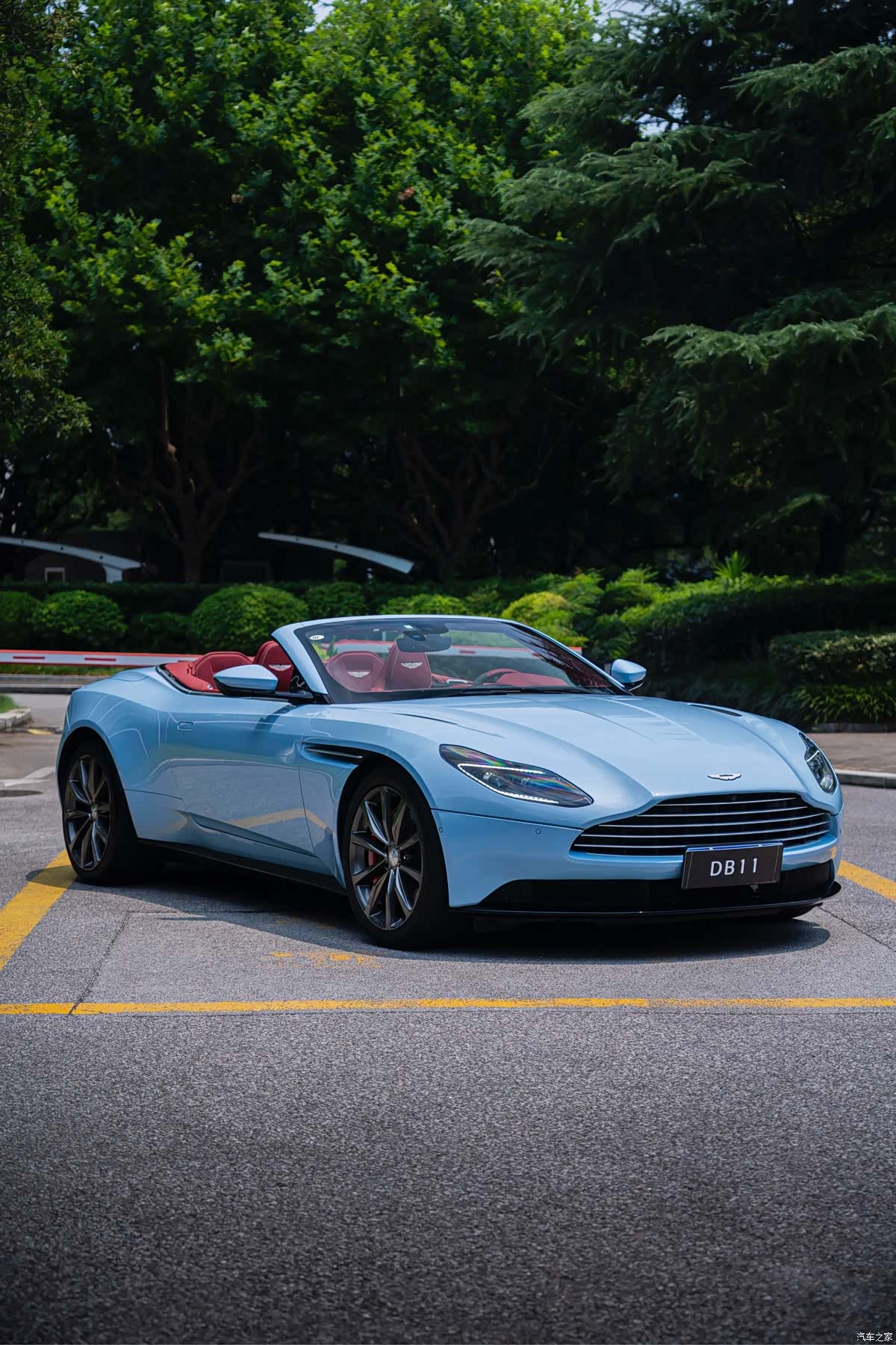 Aston Martin DB11, 2019 3