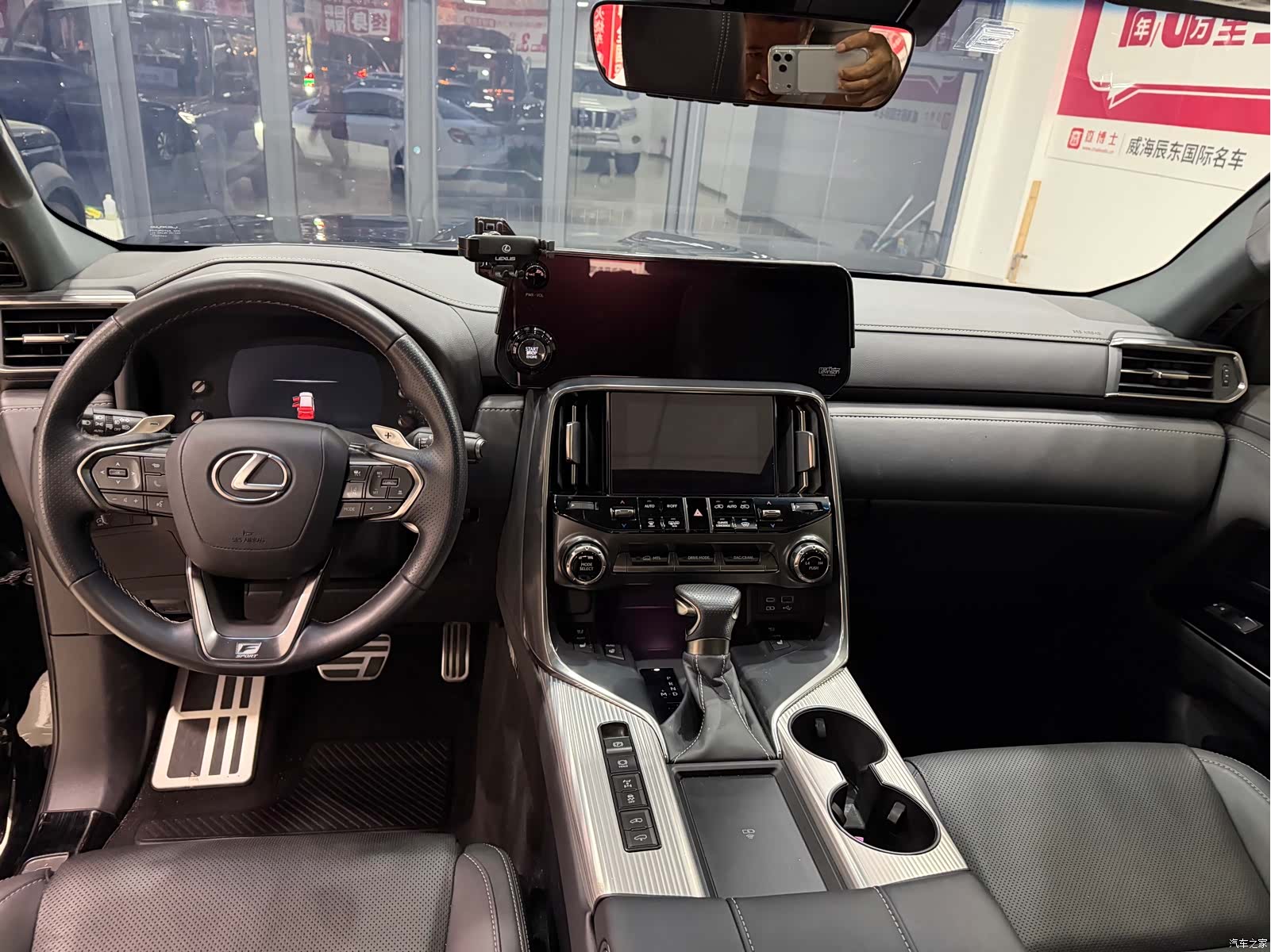 Lexus LX, 2025 10