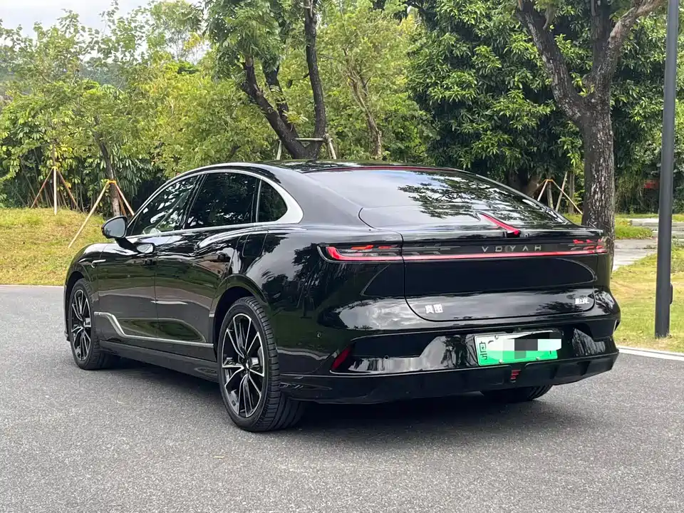 VOYAH Lantu chasing light