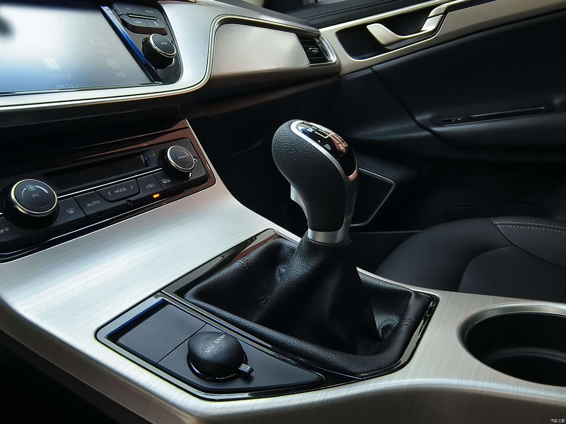 Geely Emgrand, 2017 14