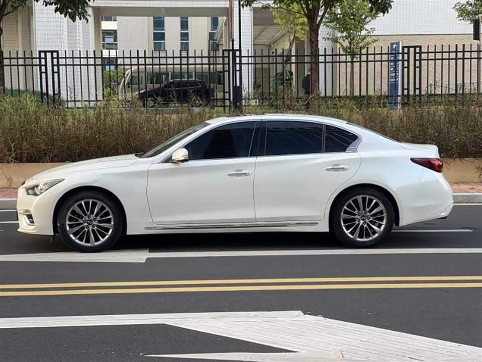Infiniti Q50L