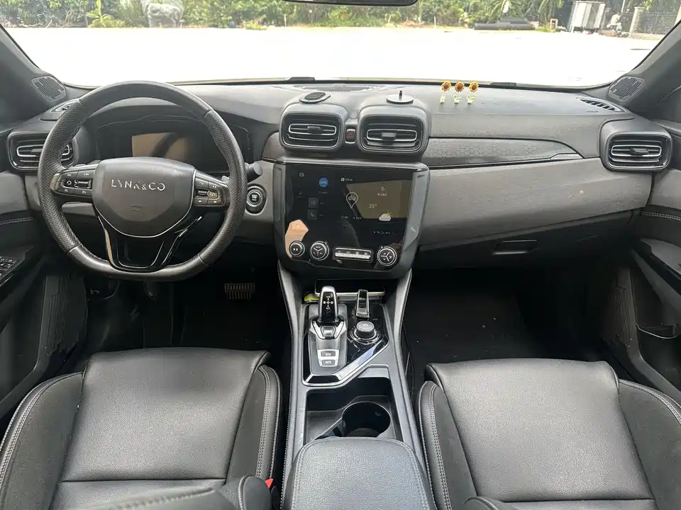 Lynk & Co 03