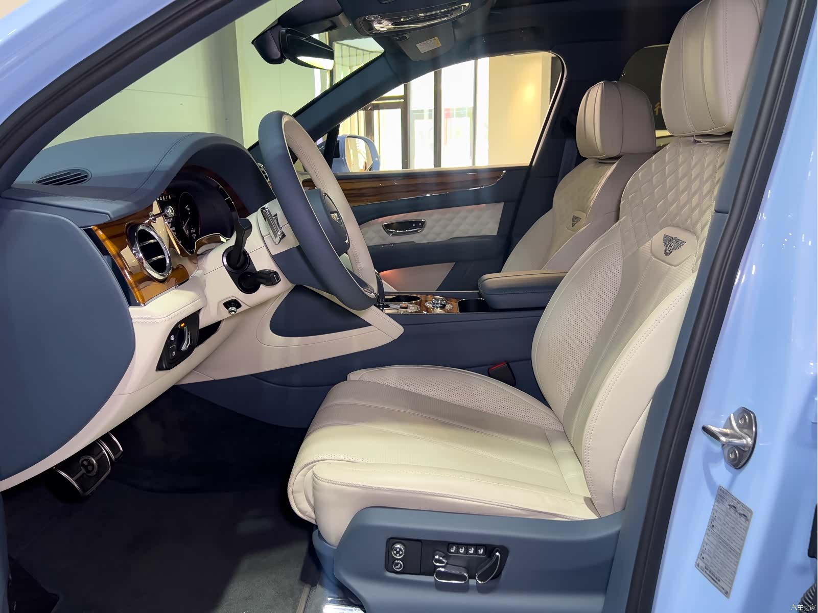 Bentley Bentayga, 2023 13