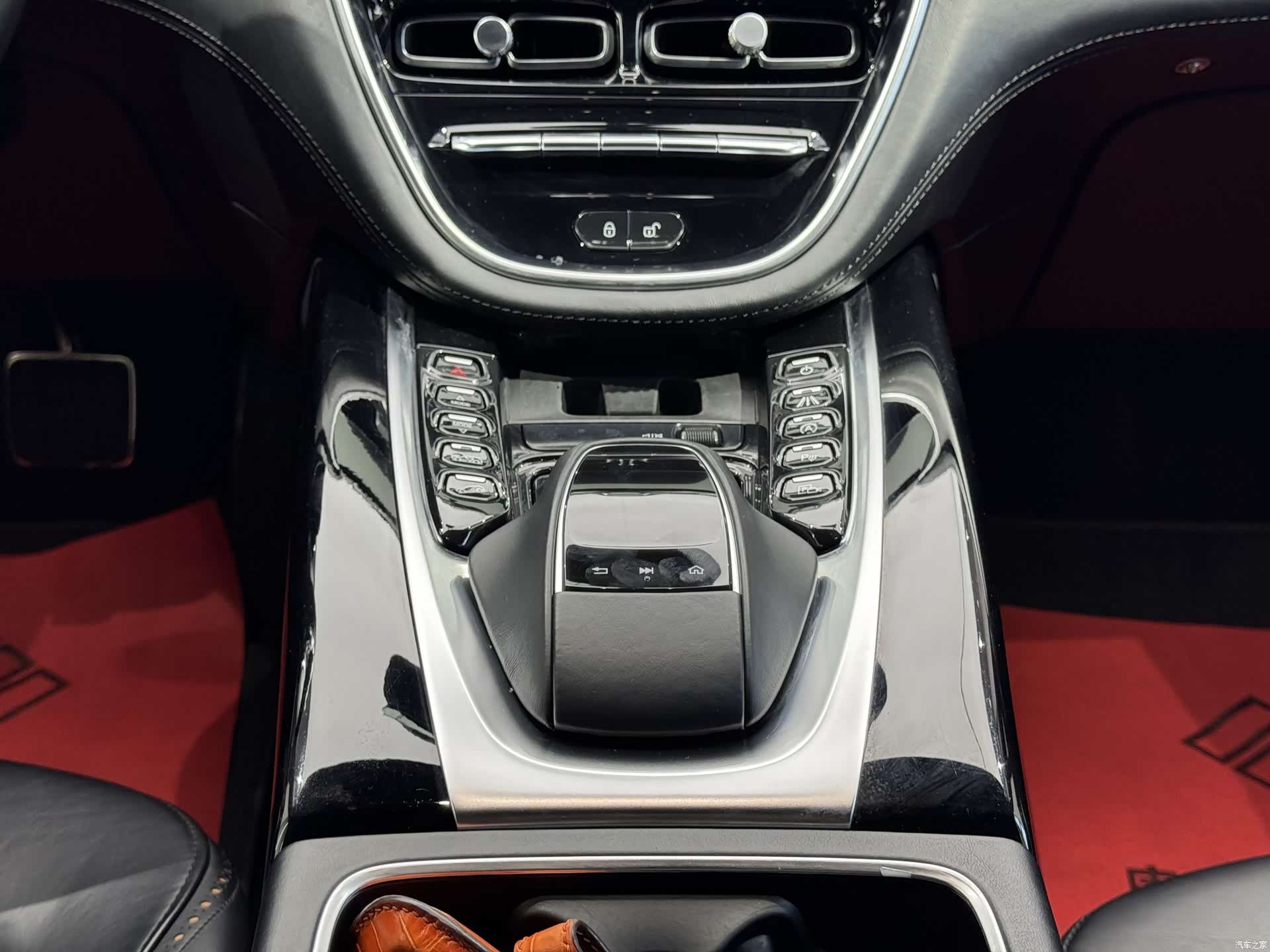 Aston Martin DBX, 2022 17
