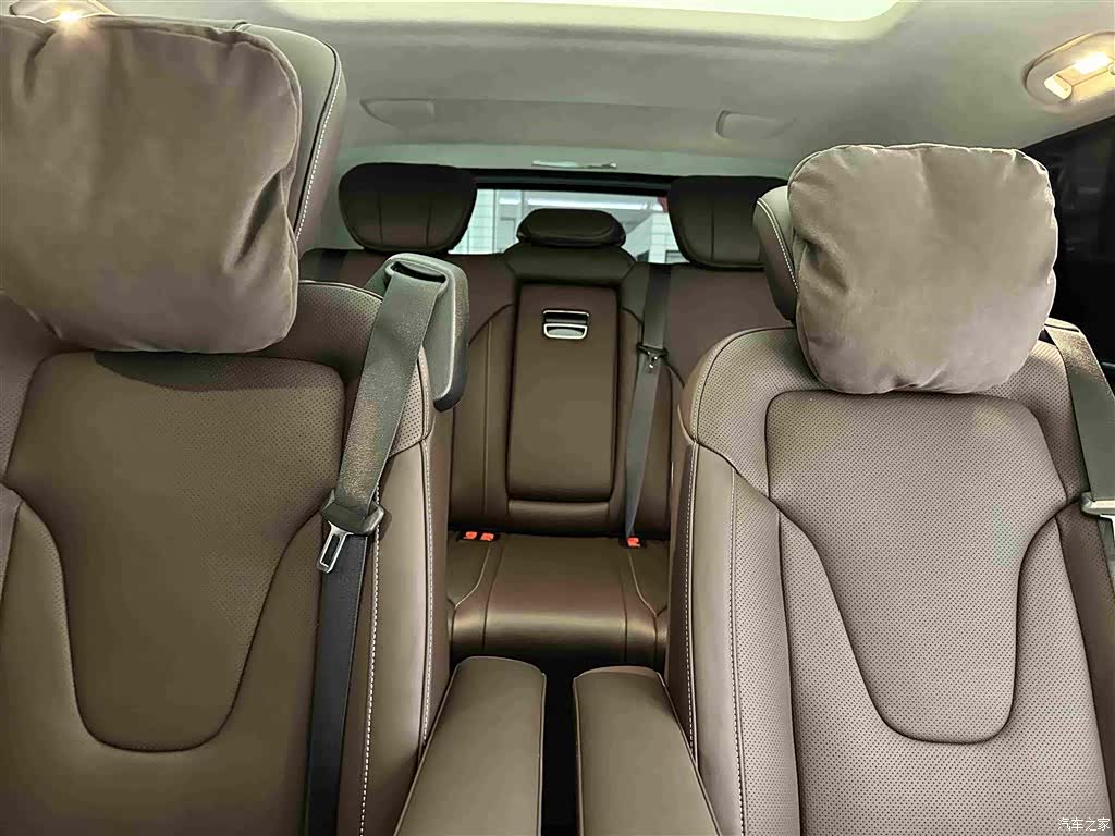 Mercedes-Benz V-Class, 2025 23