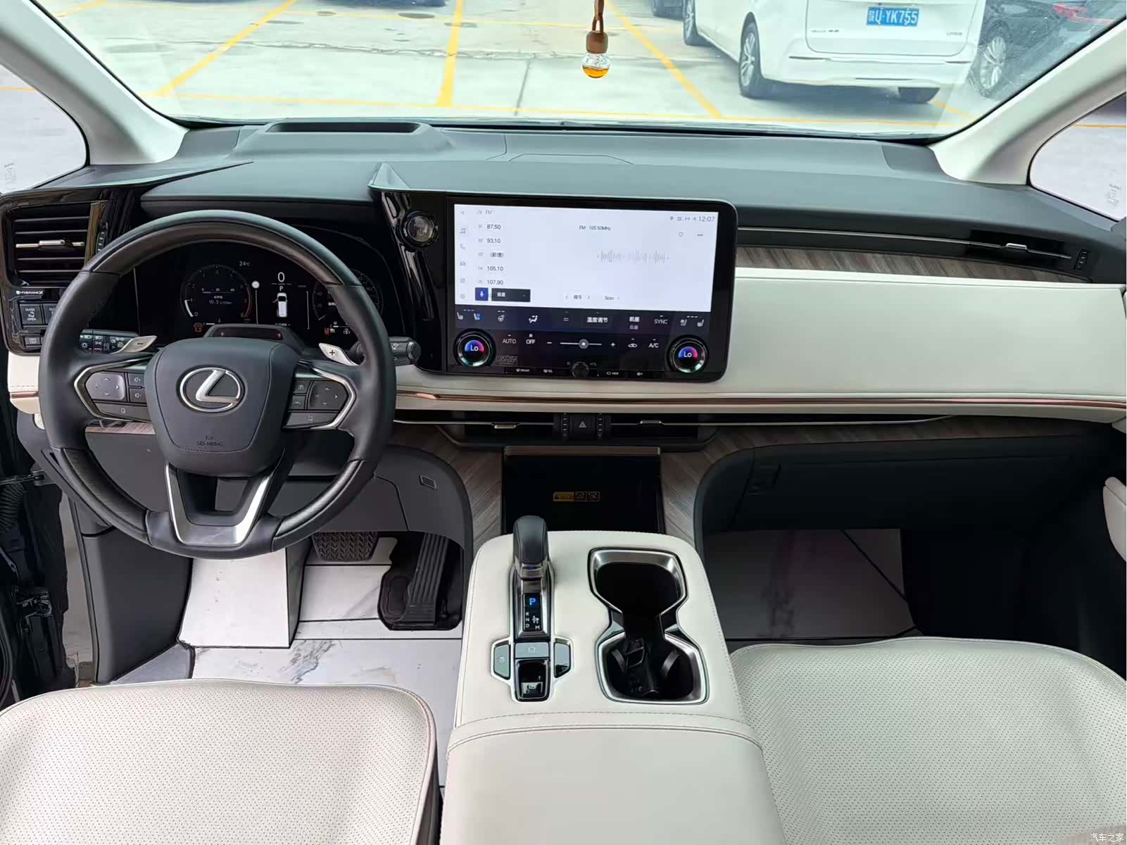 Lexus LM, 2025 14