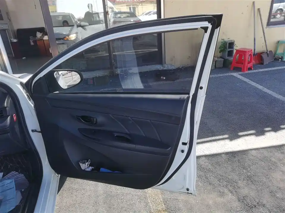 Toyota YARiS L to enjoy