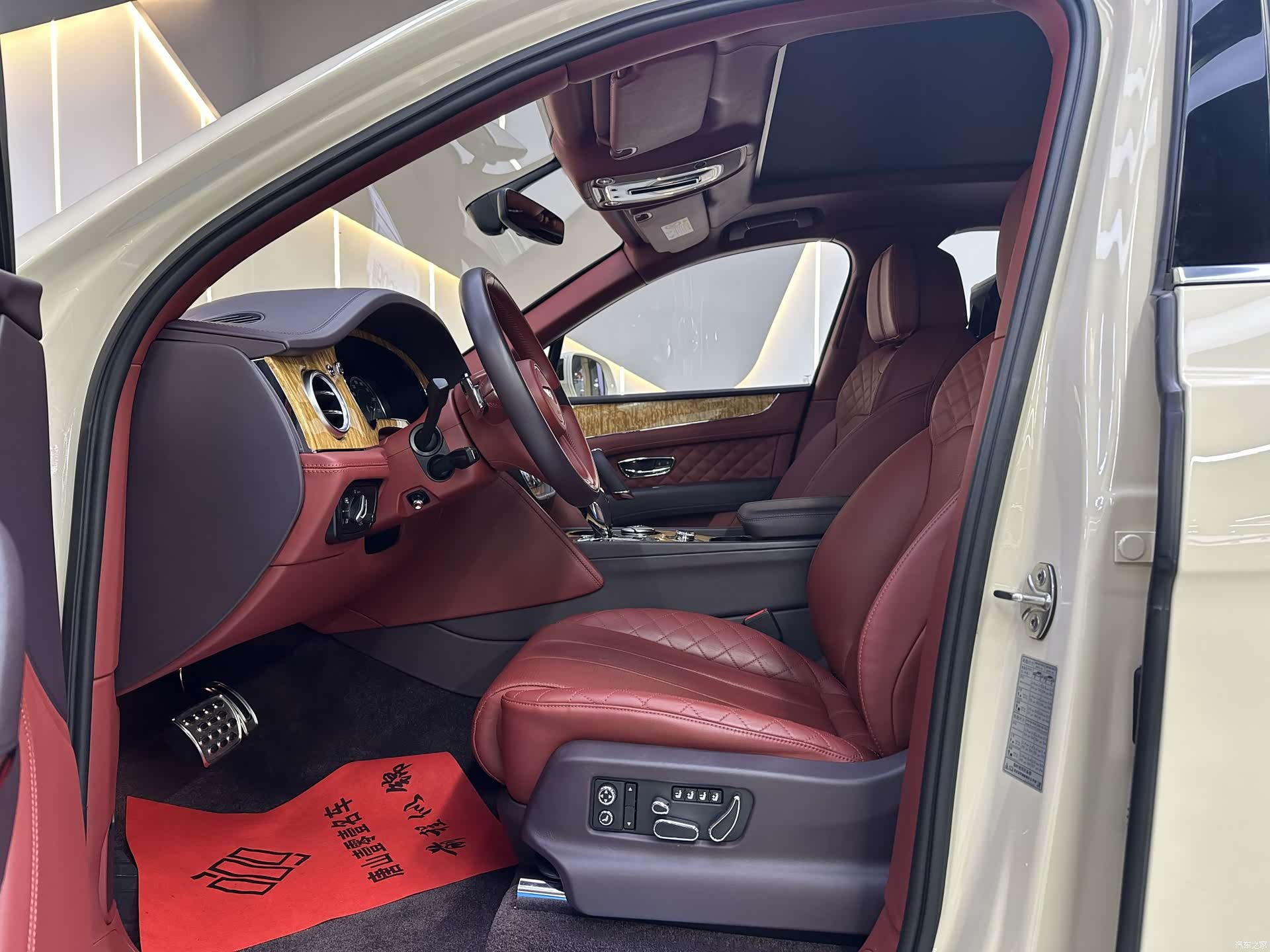 Bentley Bentayga, 2017 9