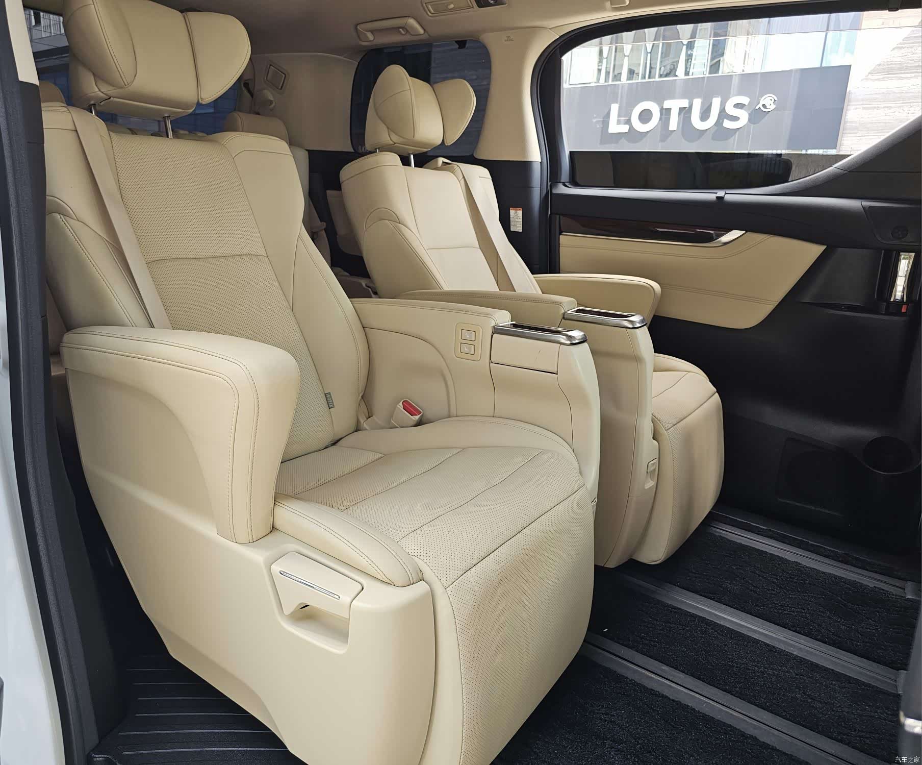 Toyota Alphard, 2026 все фото