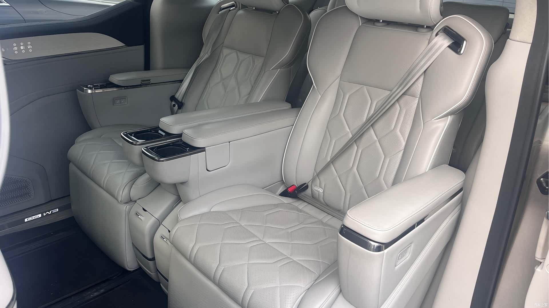 Volvo EM90, 2024 4