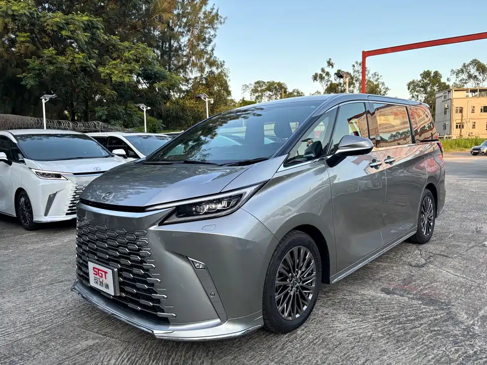 Lexus LM