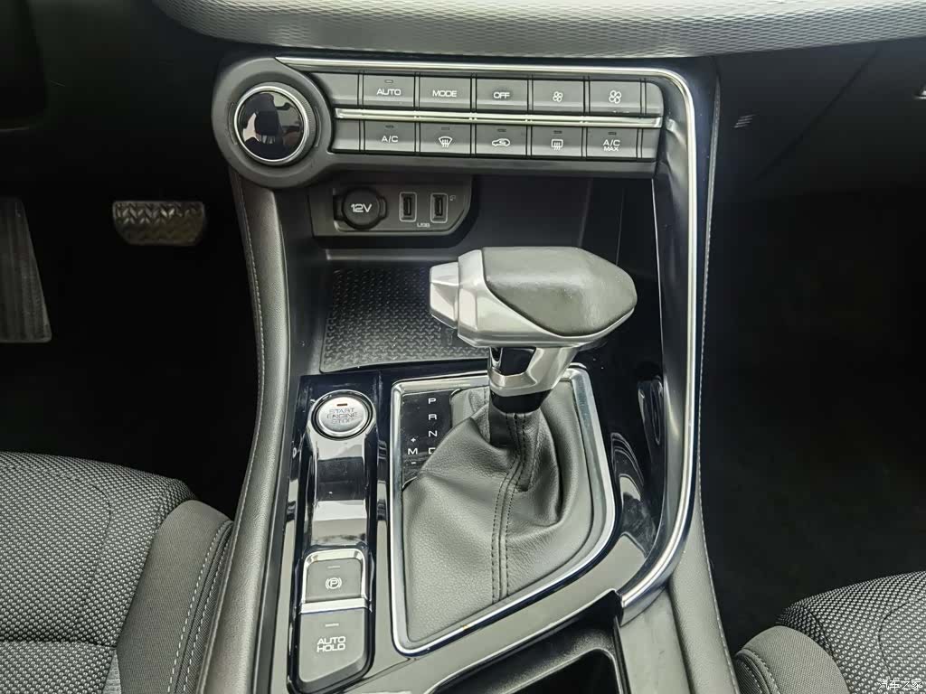 DongFeng AX7, 2019 13