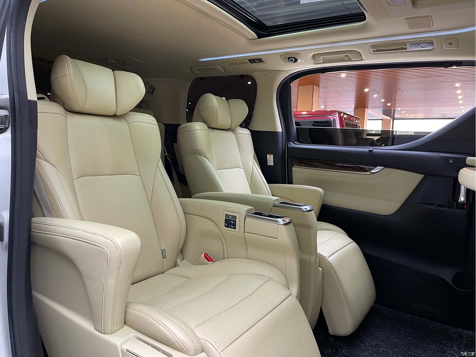 Toyota Alphard, 2019 8