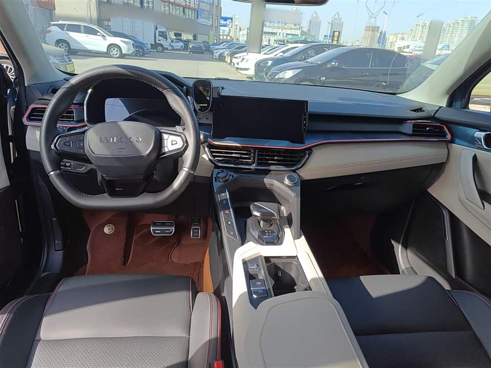 Lynk & Co 06