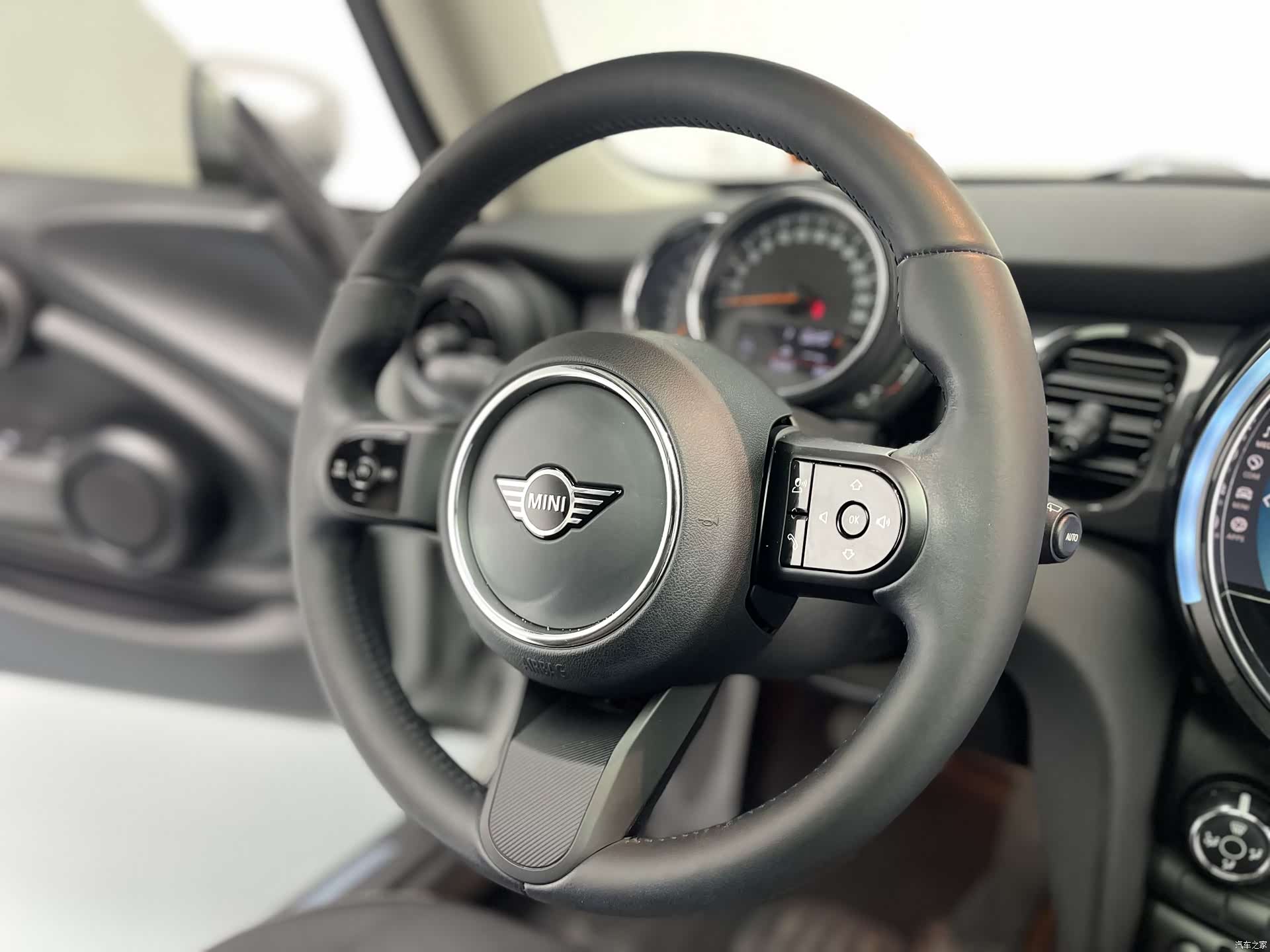 Mini ONE, 2022 18
