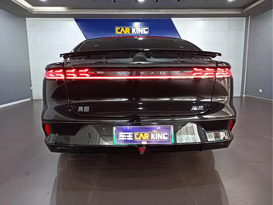 VOYAH Lantu chasing light