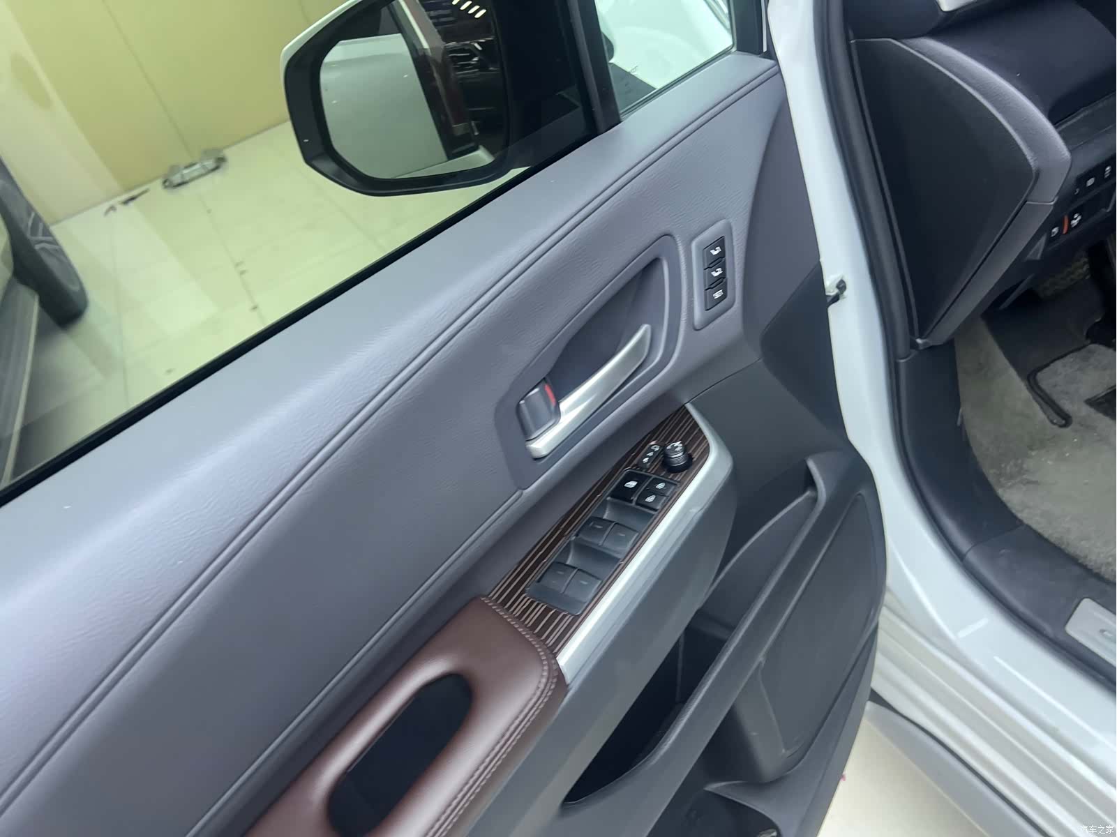 Toyota Granvia, 2025 4