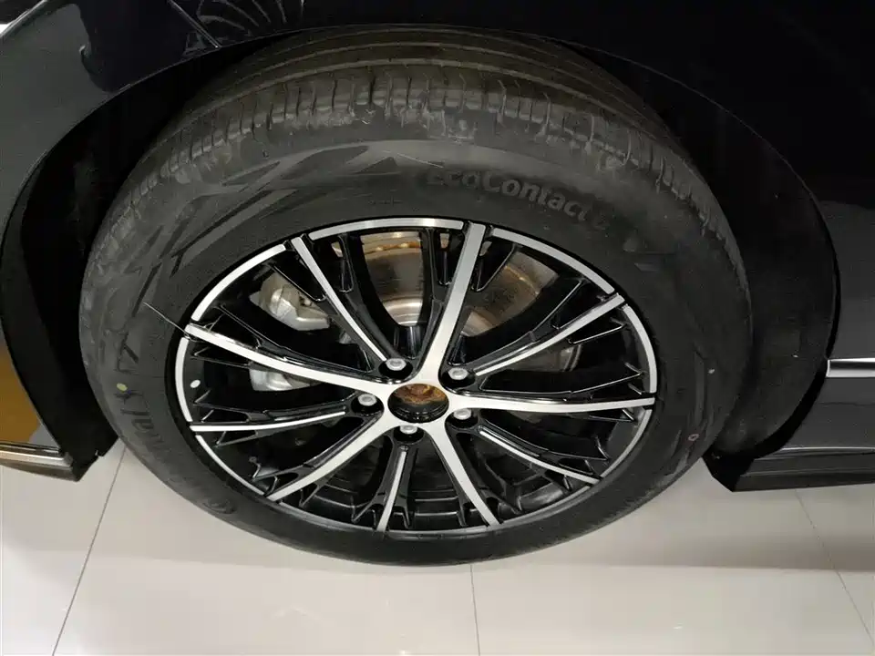 VOYAH Lantu chasing light