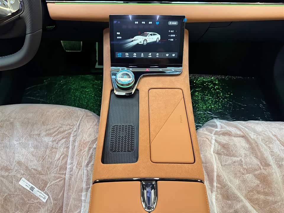 VOYAH Lantu chasing light