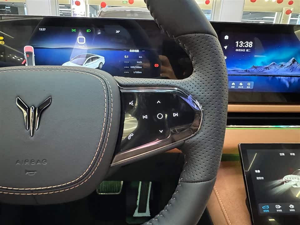 VOYAH Lantu chasing light