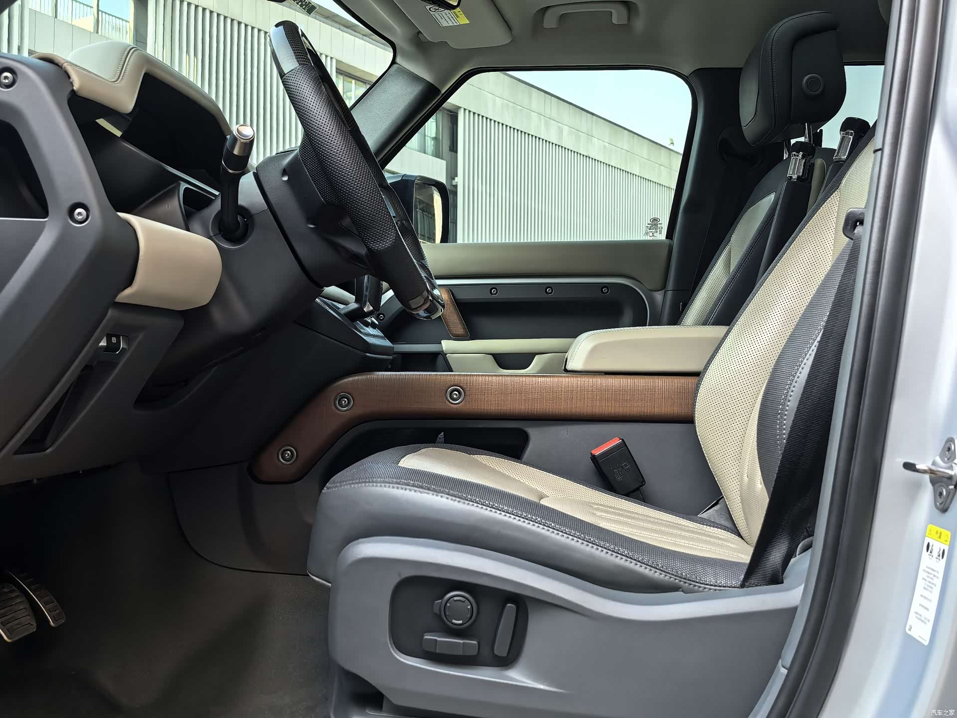 Land Rover Defender, 2021 6