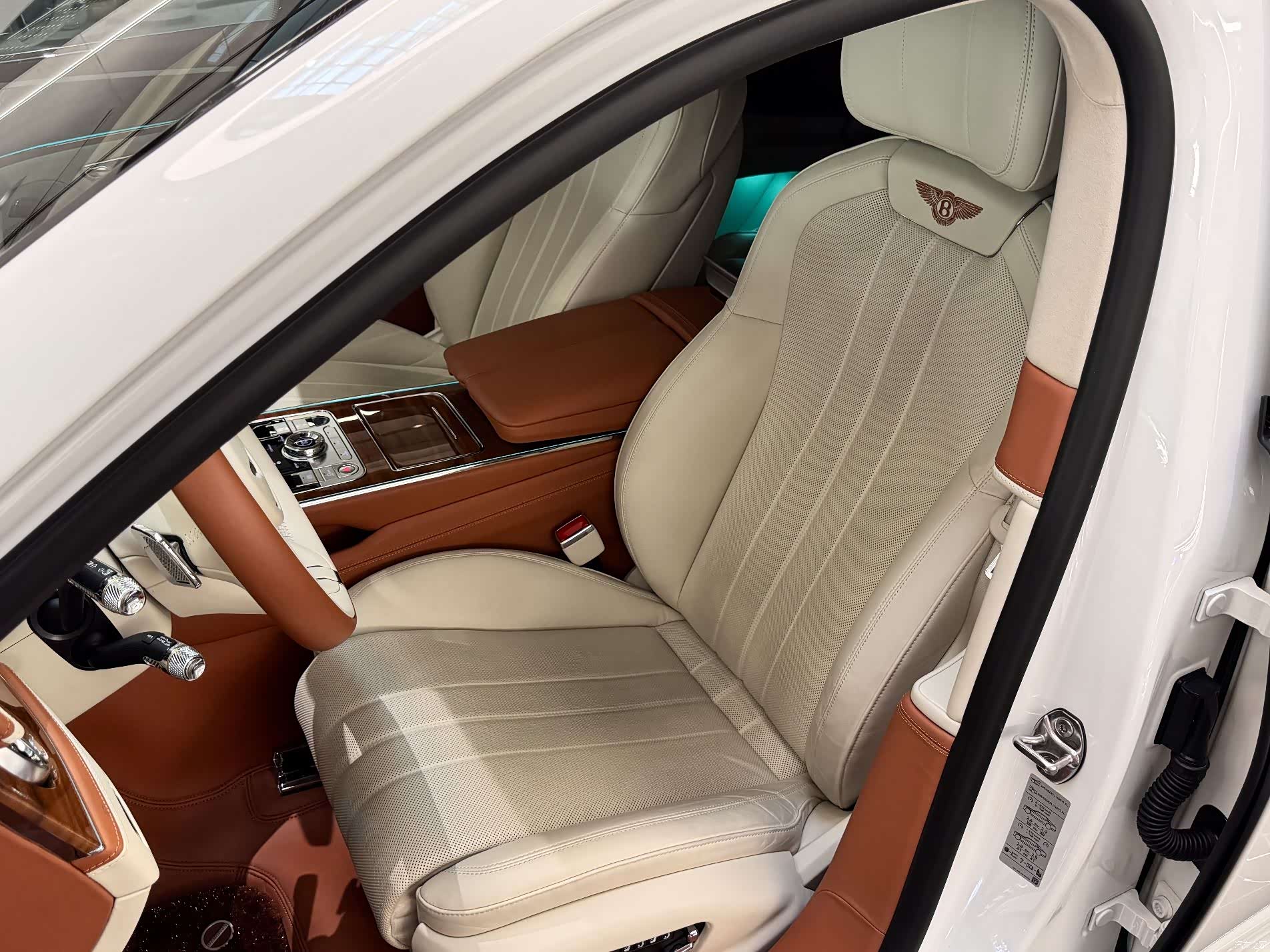 Bentley Flying Spur, 2023 19