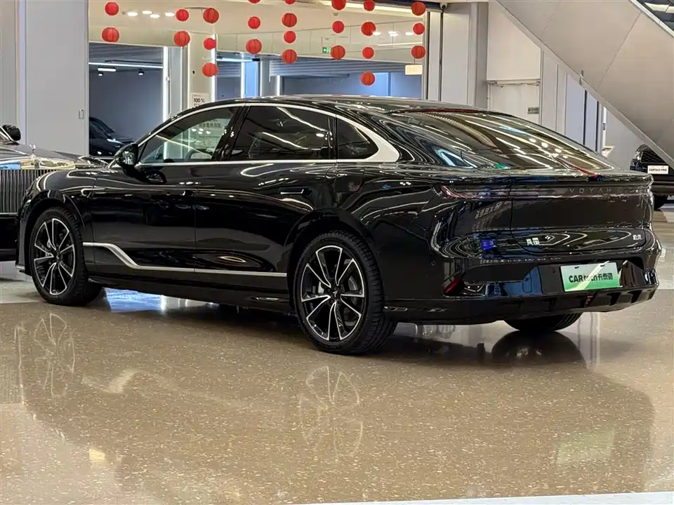 VOYAH Lantu chasing light