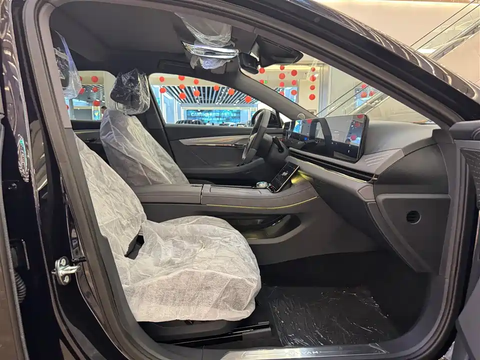 VOYAH Lantu chasing light