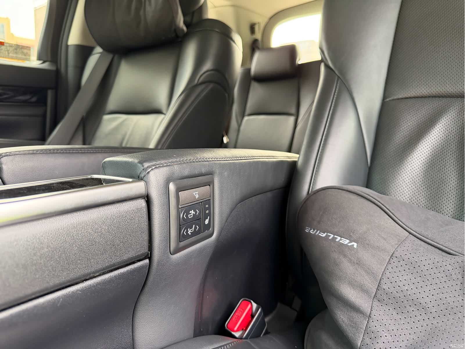 Toyota Vellfire, 2022 10