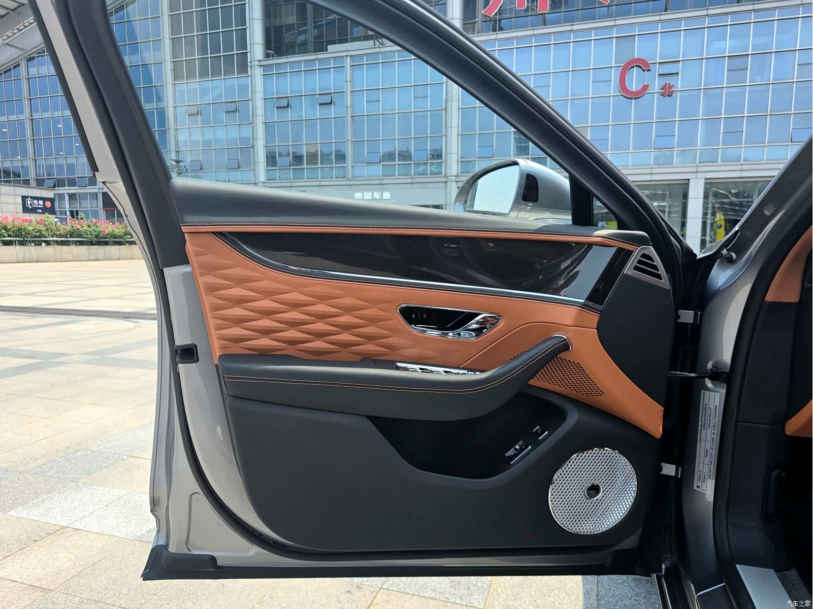 Bentley Flying Spur, 2024 12